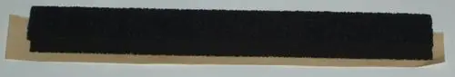 Schwarze Dichtung mit texturierter Oberfläche auf beigem Trägerpapier, geeignet für die Verwendung in Daikin-Produkten.